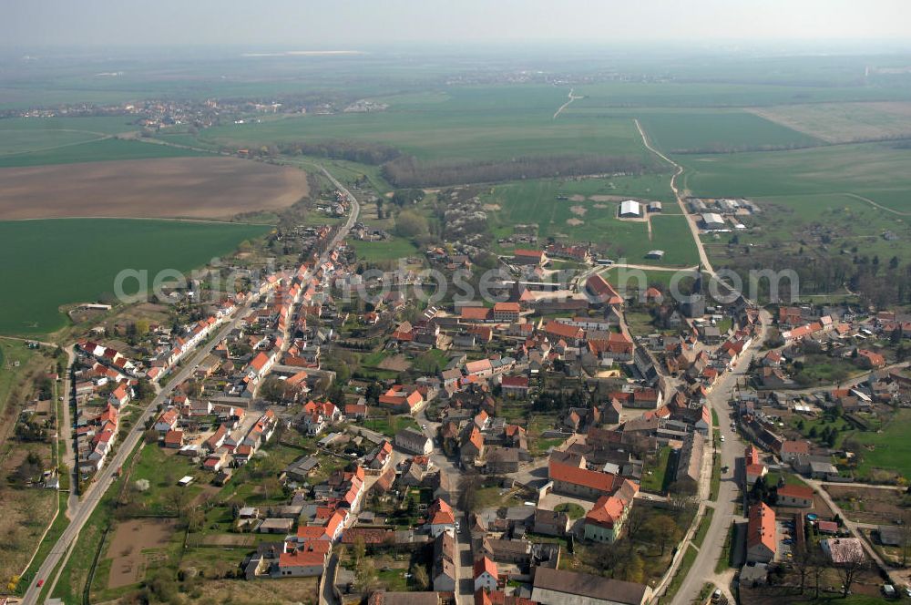 Aerial image Cochstedt - Blick über Cochstedt im Salzlandkreis. Die Ortschaft gehört zur Stadt Hecklingen, war jedoch einmal eigenständig. Cochstedt wurde 941 zum ersten Mal urkundlich erwähnt, hat 1433 Einwohner und liegt ca. 30 km südwestlich von Magdeburg. Sehenswert ist die evangelische Kirche Sankt Stephani aus dem Jahr 1487. PLZ 39444