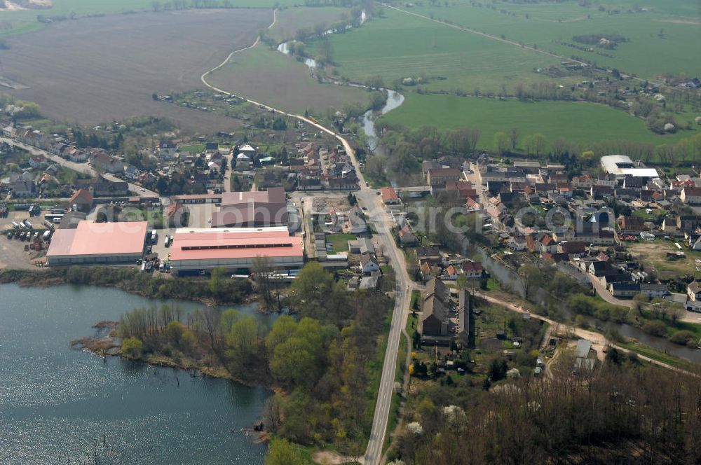 Unseburg from above - Blick über Unseburg im Salzlandkreis. Der Ort liegt ca. 25 km südwestlich von Magdeburg, am Nordrand des Harzes, an der Bode. Das erste Mal urkundlich erwähnt wurde der Ort 939, heute hat er etwa 1.243 Einwohner. Zu den Besonderheiten des Ortes zählt die Kirche, deren Turm aus dem 12.Jh. stammt. PLZ 39435