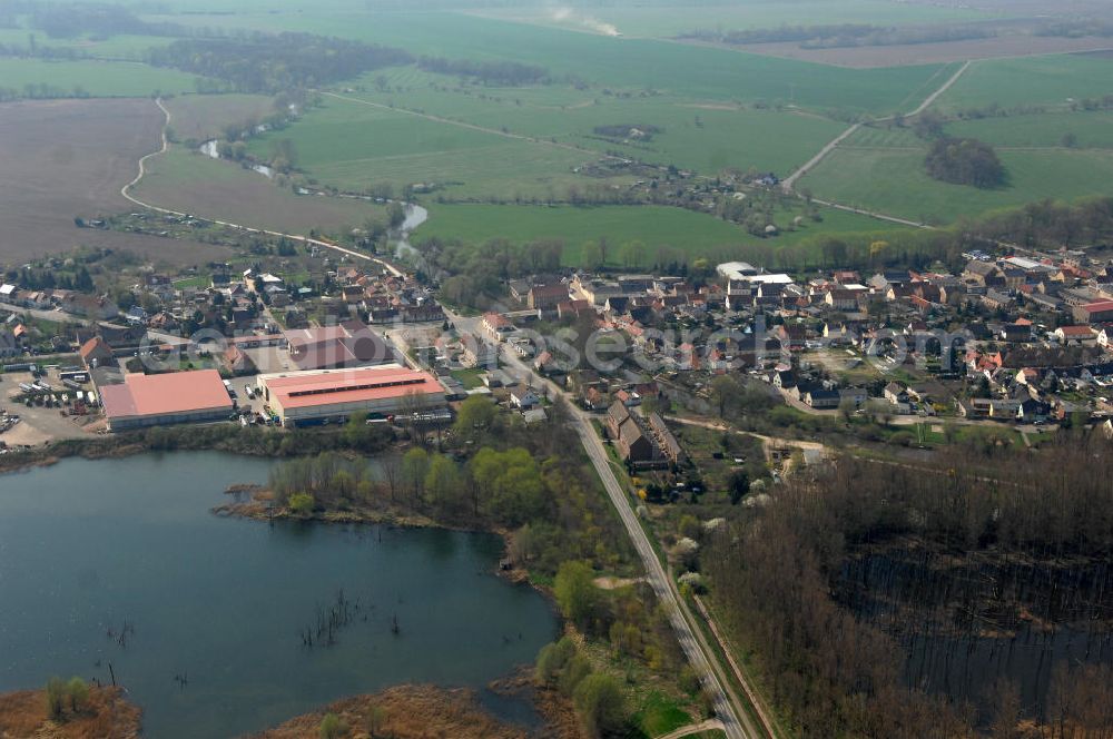 Unseburg from the bird's eye view: Blick über Unseburg im Salzlandkreis. Der Ort liegt ca. 25 km südwestlich von Magdeburg, am Nordrand des Harzes, an der Bode. Das erste Mal urkundlich erwähnt wurde der Ort 939, heute hat er etwa 1.243 Einwohner. Zu den Besonderheiten des Ortes zählt die Kirche, deren Turm aus dem 12.Jh. stammt. PLZ 39435