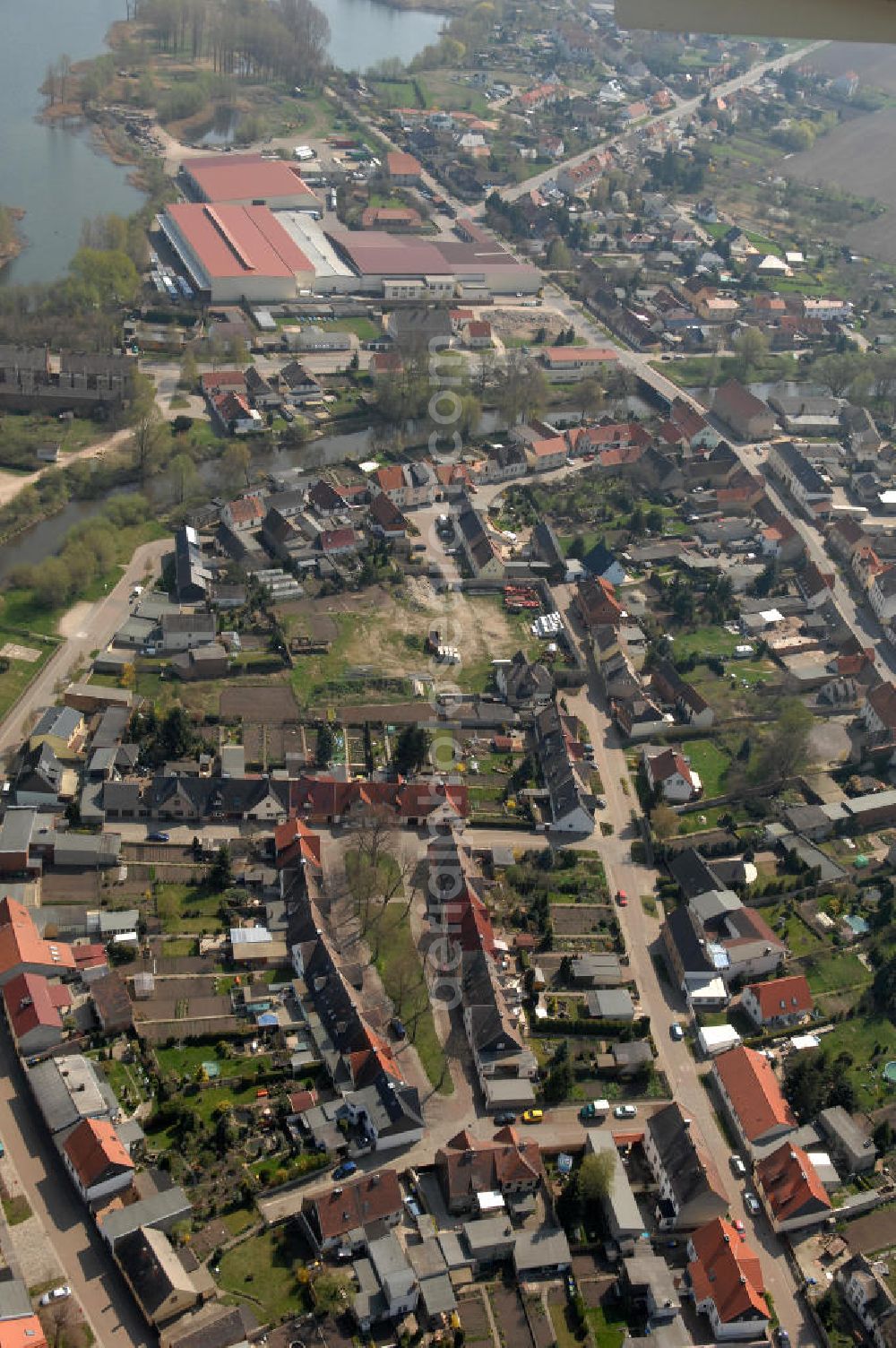 Unseburg from above - Blick über Unseburg im Salzlandkreis. Der Ort liegt ca. 25 km südwestlich von Magdeburg, am Nordrand des Harzes, an der Bode. Das erste Mal urkundlich erwähnt wurde der Ort 939, heute hat er etwa 1.243 Einwohner. Zu den Besonderheiten des Ortes zählt die Kirche, deren Turm aus dem 12.Jh. stammt. PLZ 39435