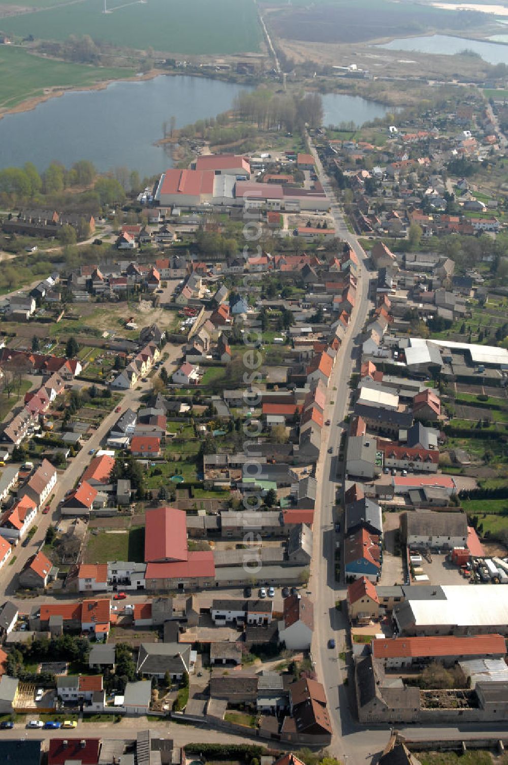 Unseburg from the bird's eye view: Blick über Unseburg im Salzlandkreis. Der Ort liegt ca. 25 km südwestlich von Magdeburg, am Nordrand des Harzes, an der Bode. Das erste Mal urkundlich erwähnt wurde der Ort 939, heute hat er etwa 1.243 Einwohner. Zu den Besonderheiten des Ortes zählt die Kirche, deren Turm aus dem 12.Jh. stammt. PLZ 39435