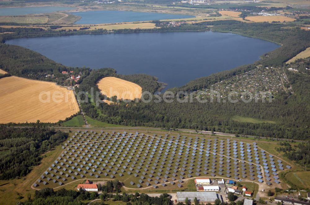 Aerial image Borna - Blick über ein Solarkraftwerk auf das Speicherbecken Witznitz in Borna. Kontakt: Stadtverwaltung Borna, Markt 1, 04552 Borna, Tel. +49 (0)3433 873 0, Fax +49 (0)3433 873 111, stadtverwaltung@borna.de