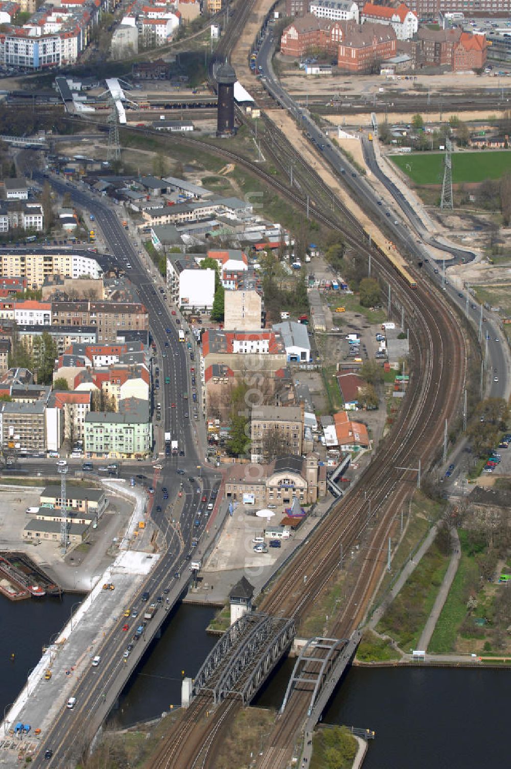 Berlin from the bird's eye view: Blick über die Spree auf die Elsenbrücke und den Markgrafendamm und den S-Bahnhof Ostkreuz in Berlin-Treptow.