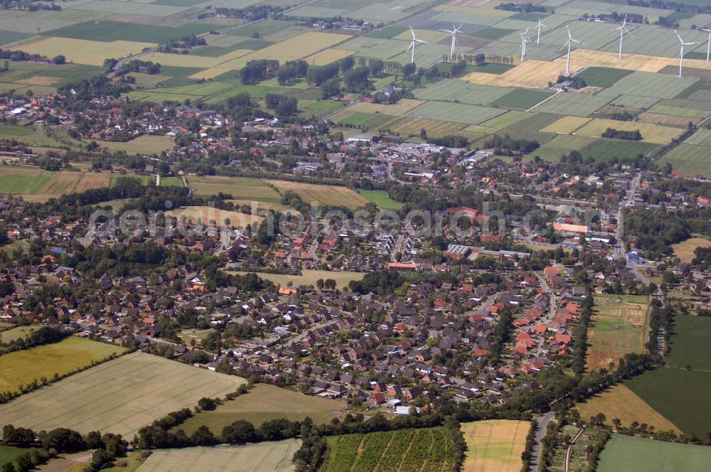 Sankt Michaelisdonn from the bird's eye view: Blick über die Stadt Sankt Michaelisdonn. Der Ort liegt genau am Übergang zwischen Marsch und Geest. Benannt ist er nach der 1611 gebauten Kirche, die auf einer Düne (Donn) liegt. Er hat ca. 3600 Einwohner. Bemerkenswert ist das Freimaurer-Museum, es ist das drittgrößte in Europa. Kontakt: Homepage