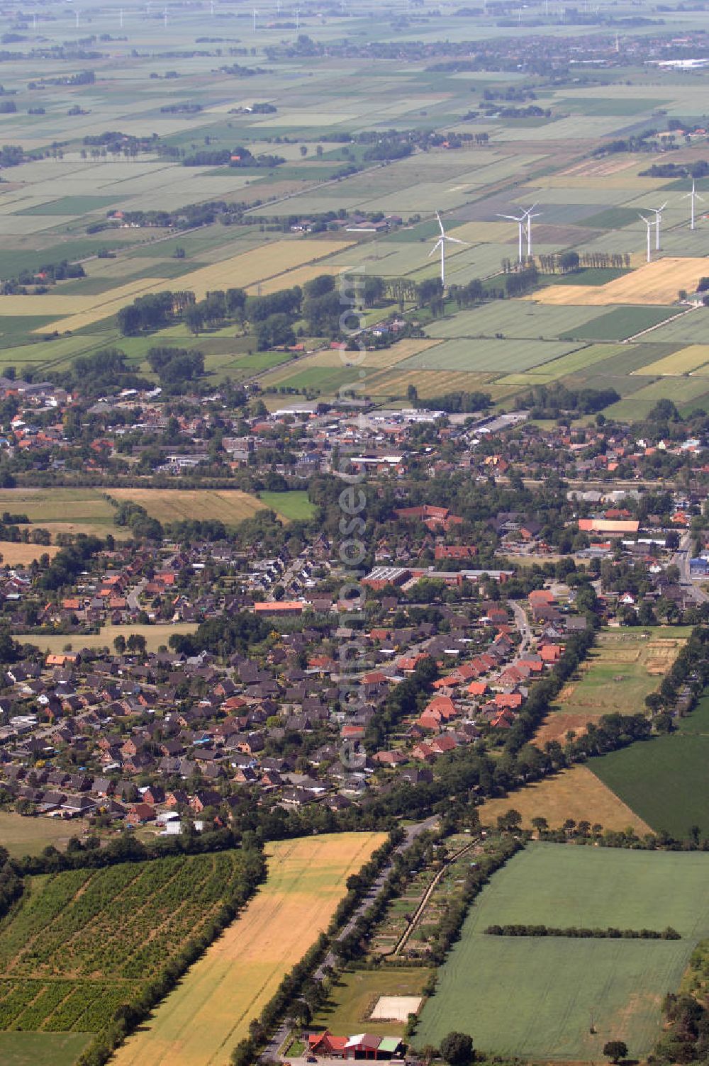 Aerial image Sankt Michaelisdonn - Blick über die Stadt Sankt Michaelisdonn. Der Ort liegt genau am Übergang zwischen Marsch und Geest. Benannt ist er nach der 1611 gebauten Kirche, die auf einer Düne (Donn) liegt. Er hat ca. 3600 Einwohner. Bemerkenswert ist das Freimaurer-Museum, es ist das drittgrößte in Europa. Kontakt: Homepage