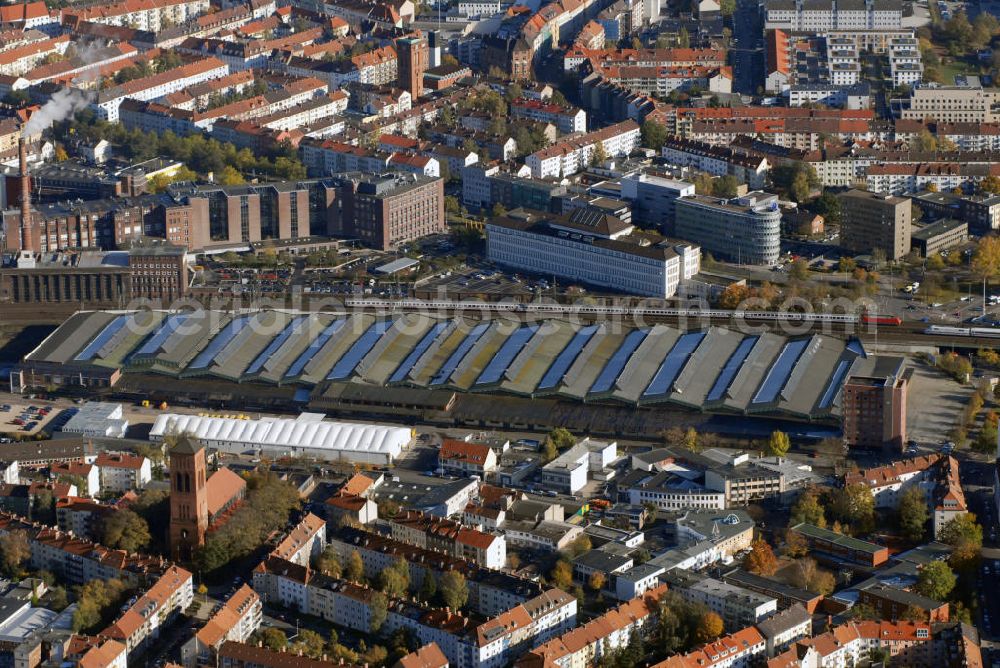 Aerial image Hannover - Blick über den Stadtteil Nordstadt wo sich der alte Güterbahnhof befindet, der jedoch nicht mehr in Betrieb ist. Dahinter ist das Gebäude der Hauptverwaltung der Continental AG. Kontakt: Continental Aktiengesellschaft Hauptverwaltung, Vahrenwalder Straße 9 30165 Hannover, Tel. +49(0)511 938 0, Fax +49(0)511 938 81770, Email: mail_service@conti.de