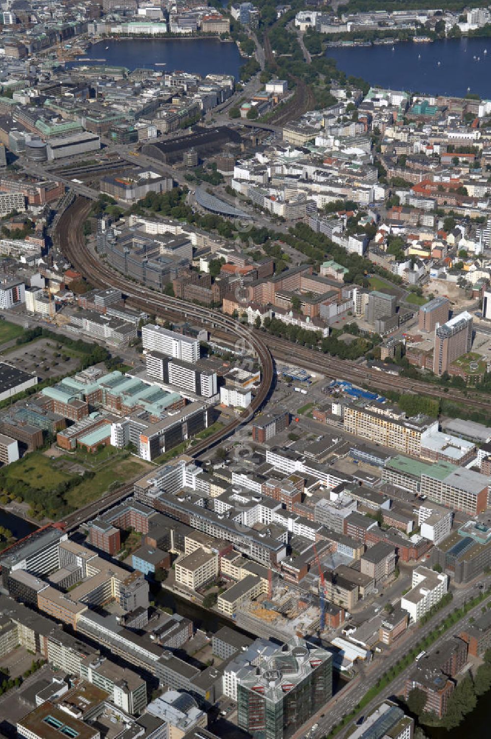 Aerial photograph Hamburg - Blick über den Stadtteil Sankt Georg und die Binnenalster in der Hansestadt Hamburg. In den letzten Jahren ist Sankt Georg wieder populärer geworden und stellt ein attraktives Viertel dar. Merkbar wird das vor allem bei den steigenden Mietpreisen und der Umwandlung von Mietwohnungen in Eigentumswohnungen. Es ist ein sehr multikulturelles Viertel, das die Menschen auch wegen der Langen Reihe anzieht, einer Straße in der es viele Restaurants, Bars und Cafés gibt. Die Binnenalster bezeichnet ein ca. 18ha großes Stück des Alstersees in Hamburg. In der Mitte befindet sich die Alsterfontaine, rund um die Binnenalster befinden sich diverse Geschäfte, das Hotel vier Jahreszeiten, Einkaufspassagen wie z.B. das Alsterhaus und der Alsterpavillion. Einmal pro Jahr im August findet das Alstervergnügen statt, ein Volksfest, das über vier Tage andauert.