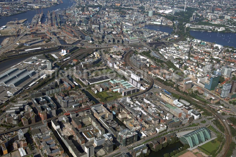 Hamburg from above - Blick über die Stadtteile Sankt Georg, Altstadt und HafenCity, sowie die Binnenalster in der Hansestadt Hamburg. In den letzten Jahren ist Sankt Georg wieder populärer geworden und stellt ein attraktives Viertel dar. Merkbar wird das vor allem bei den steigenden Mietpreisen und der Umwandlung von Mietwohnungen in Eigentumswohnungen. Es ist ein sehr multikulturelles Viertel, das die Menschen auch wegen der Langen Reihe anzieht, einer Straße in der es viele Restaurants, Bars und Cafés gibt. Die Binnenalster bezeichnet ein ca. 18ha großes Stück des Alstersees in Hamburg. In der Mitte befindet sich die Alsterfontaine, rund um die Binnenalster befinden sich diverse Geschäfte, das Hotel vier Jahreszeiten, Einkaufspassagen wie z.B. das Alsterhaus und der Alsterpavillion. Einmal pro Jahr im August findet das Alstervergnügen statt, ein Volksfest, das über vier Tage andauert. Im Stadtteil HafenCity sollen Büro- und Wohnhäuser entstehen, das Vorhaben ist noch nicht abgeschlossen.