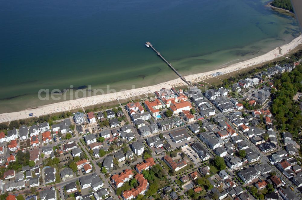 Binz from the bird's eye view: Blick auf Strand und Hotel Travel Charme Kurhaus Binz und Seebrücke. Dieses 5-Sterne-Luxus-Hotel wurde 2001 eröffnet und verfügt über 137 individuell eingerichtete Zimmer, Suiten und Residenzen. Adresse: Strandpromenade 27, 18609 Ostseebad Binz, Tel. +49 (0)3 83 93 665 0, Fax +49 (0)3 83 93 665 555, Email info@travelcharme.com