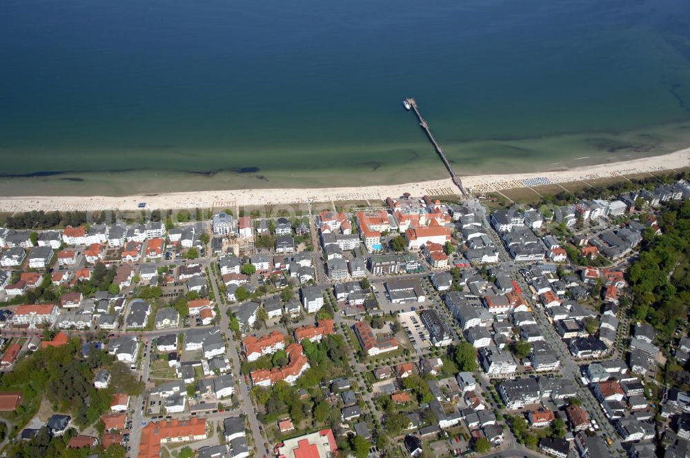 Aerial image Binz - Blick über den Strand, Hotels und Wohnhäuser in Binz auf Rügen auf eine Anlegestelle - Seebrücke. Kurverwaltung Binz: im Haus des Gastes, Heinrich-Heine-Straße 7, 18609 Ostseebad Binz, Tel. (0)38393 148 148, Fax +49 (0)38393 148 145; Fremdenverkehrsverein Binz e.V.: Paulstraße 2, 18609 Ostseebad Binz, Tel. +49 (0)38393 665740, Fax: +49 (0)38393 665750