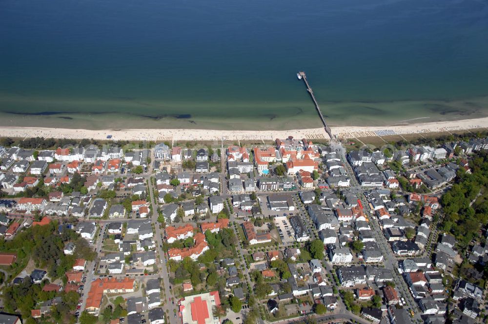 Aerial photograph Binz - Blick Blick über den Strand, Hotels und Wohnhäuser in Binz auf Rügen auf eine Anlegestelle - Seebrücke. Kurverwaltung Binz: im Haus des Gastes, Heinrich-Heine-Straße 7, 18609 Ostseebad Binz, Tel. (0)38393 148 148, Fax +49 (0)38393 148 145; Fremdenverkehrsverein Binz e.V.: Paulstraße 2, 18609 Ostseebad Binz, Tel. +49 (0)38393 665740, Fax: +49 (0)38393 665750