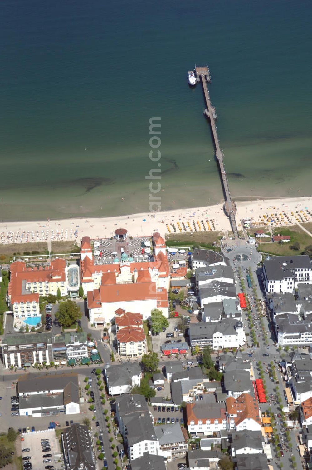 Binz from above - Blick Blick über den Strand, Hotels und Wohnhäuser in Binz auf Rügen auf eine Anlegestelle - Seebrücke. Kurverwaltung Binz: im Haus des Gastes, Heinrich-Heine-Straße 7, 18609 Ostseebad Binz, Tel. (0)38393 148 148, Fax +49 (0)38393 148 145; Fremdenverkehrsverein Binz e.V.: Paulstraße 2, 18609 Ostseebad Binz, Tel. +49 (0)38393 665740, Fax: +49 (0)38393 665750