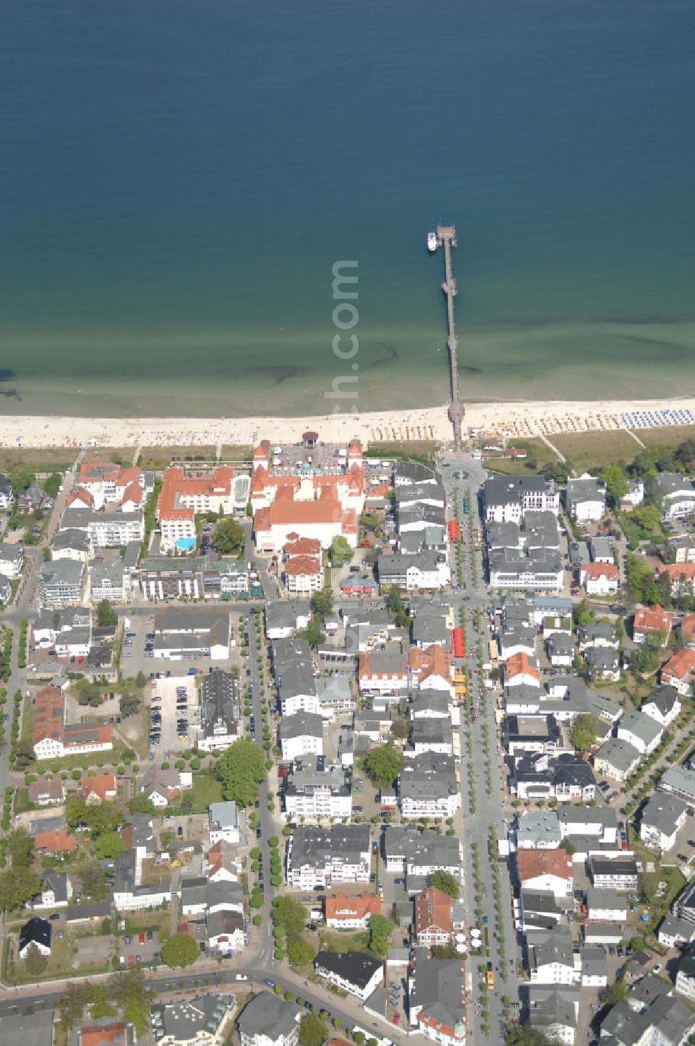 Binz from the bird's eye view: Blick Blick über den Strand, Hotels und Wohnhäuser in Binz auf Rügen auf eine Anlegestelle. Kurverwaltung Binz: im Haus des Gastes, Heinrich-Heine-Straße 7, 18609 Ostseebad Binz, Tel. (0)38393 148 148, Fax +49 (0)38393 148 145; Fremdenverkehrsverein Binz e.V.: Paulstraße 2, 18609 Ostseebad Binz, Tel. +49 (0)38393 665740, Fax: +49 (0)38393 665750