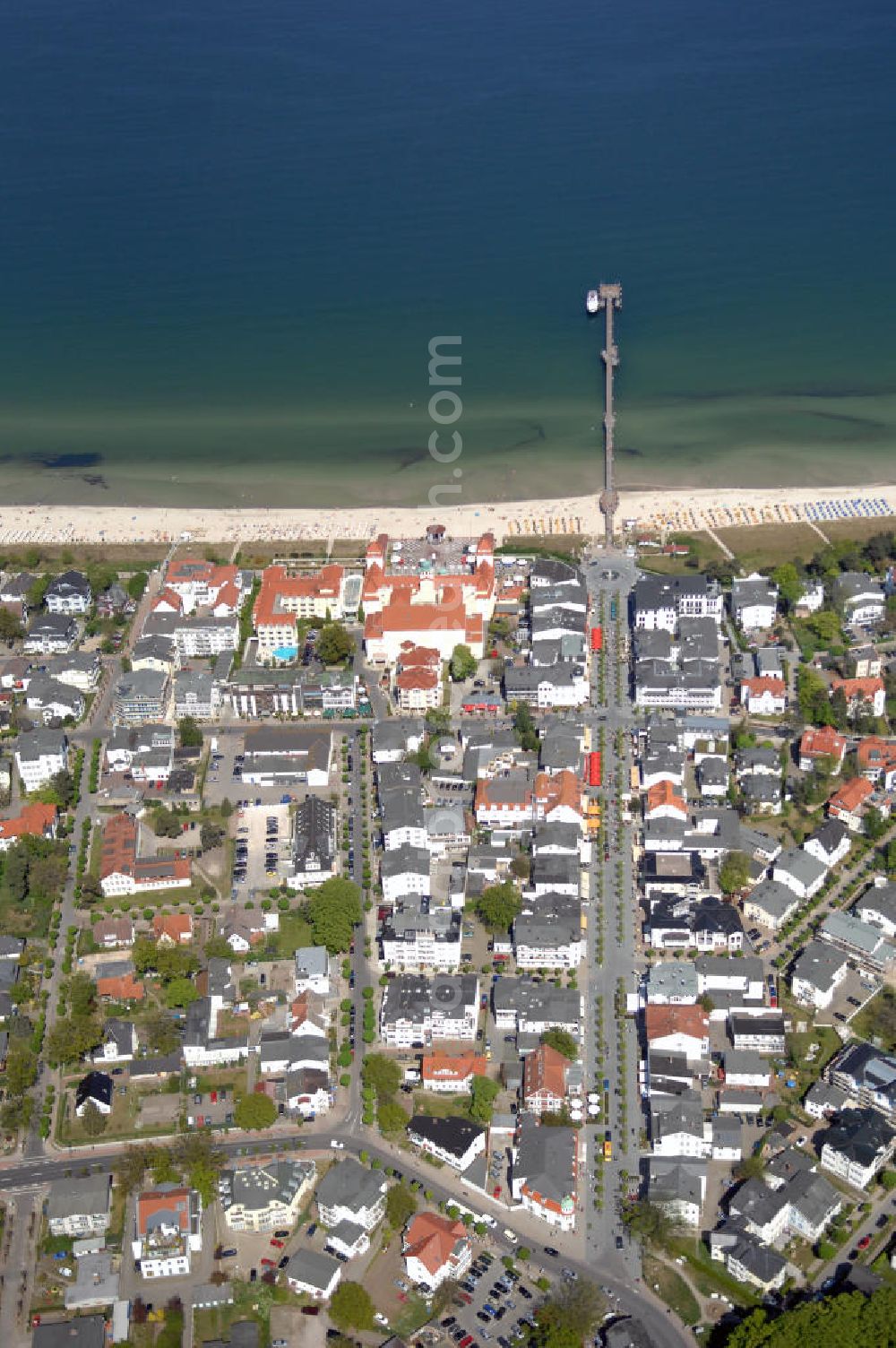 Aerial image Binz - Blick Blick über den Strand, Hotels und Wohnhäuser in Binz auf Rügen auf eine Anlegestelle - Seebrücke. Kurverwaltung Binz: im Haus des Gastes, Heinrich-Heine-Straße 7, 18609 Ostseebad Binz, Tel. (0)38393 148 148, Fax +49 (0)38393 148 145; Fremdenverkehrsverein Binz e.V.: Paulstraße 2, 18609 Ostseebad Binz, Tel. +49 (0)38393 665740, Fax: +49 (0)38393 665750