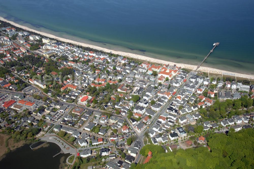 Aerial photograph Binz - Blick Blick über den Strand, Hotels und Wohnhäuser in Binz auf Rügen auf eine Anlegestelle - Seebrücke . Kurverwaltung Binz: im Haus des Gastes, Heinrich-Heine-Straße 7, 18609 Ostseebad Binz, Tel. (0)38393 148 148, Fax +49 (0)38393 148 145; Fremdenverkehrsverein Binz e.V.: Paulstraße 2, 18609 Ostseebad Binz, Tel. +49 (0)38393 665740, Fax: +49 (0)38393 665750