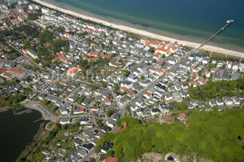 Binz from above - Blick Blick über den Strand, Hotels und Wohnhäuser in Binz auf Rügen auf eine Anlegestelle - Seebrücke. Kurverwaltung Binz: im Haus des Gastes, Heinrich-Heine-Straße 7, 18609 Ostseebad Binz, Tel. (0)38393 148 148, Fax +49 (0)38393 148 145; Fremdenverkehrsverein Binz e.V.: Paulstraße 2, 18609 Ostseebad Binz, Tel. +49 (0)38393 665740, Fax: +49 (0)38393 665750