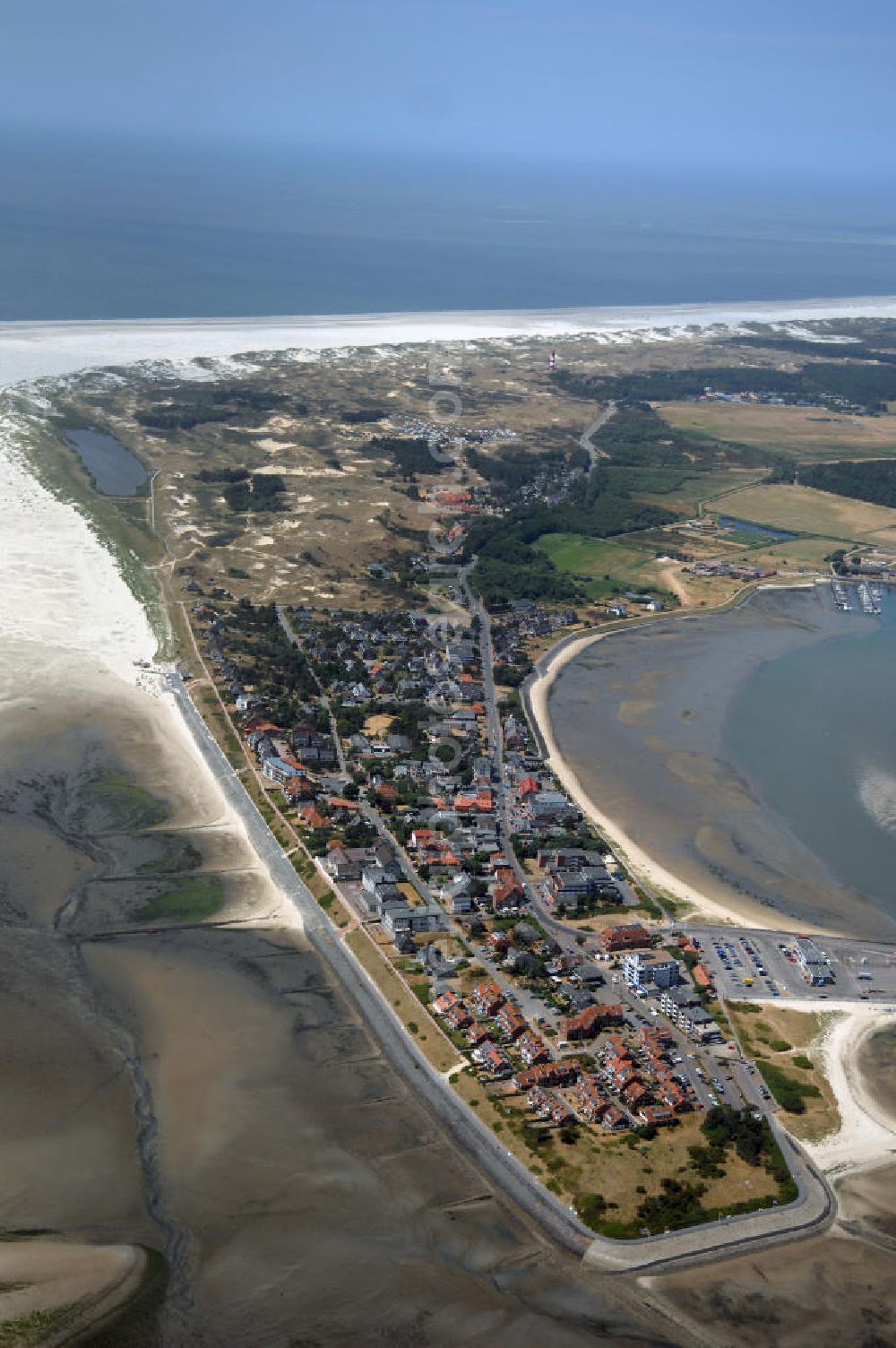 Wittdün from above - Blick über Wittdün auf Amrum auf den Seezeichenhafen. Durch den Tonnenanleger werden dort Seezeichen gepflegt und im Fahrwasser ausgelegt. In diesem Hafen legen außerdem ein Rettungskreuzer, Fischkutter, Ausflugsschiffe und Yachten an. Wittdün ist neben Nebel und Norddorf eine der drei Gemeinden auf der Nordseeinsel Amrum. Wittdün ist ein Seeheilbad. Der Tourismus ist die Haupteinnahmequelle. Kontakt: Amt Föhr-Amrum, Hafenstraße 23, 25938 Wyk auf Föhr, Daniel Schenck Tel. +49 (0)4681 5004 824