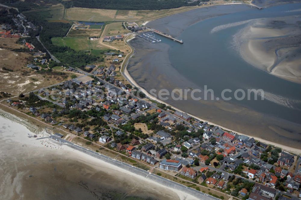 Wittdün from the bird's eye view: Blick über Wittdün auf Amrum auf den Seezeichenhafen. Durch den Tonnenanleger werden dort Seezeichen gepflegt und im Fahrwasser ausgelegt. In diesem Hafen legen außerdem ein Rettungskreuzer, Fischkutter, Ausflugsschiffe und Yachten an. Wittdün ist neben Nebel und Norddorf eine der drei Gemeinden auf der Nordseeinsel Amrum. Wittdün ist ein Seeheilbad. Der Tourismus ist die Haupteinnahmequelle. Kontakt: Amt Föhr-Amrum, Hafenstraße 23, 25938 Wyk auf Föhr, Daniel Schenck Tel. +49 (0)4681 5004 824