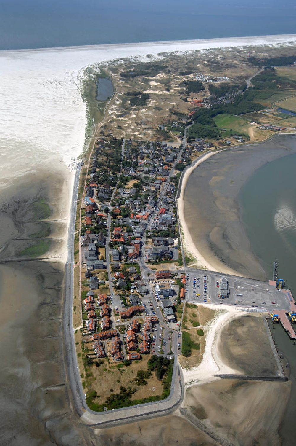 Wittdün from above - Blick über Wittdün auf Amrum auf den Seezeichenhafen. Durch den Tonnenanleger werden dort Seezeichen gepflegt und im Fahrwasser ausgelegt. In diesem Hafen legen außerdem ein Rettungskreuzer, Fischkutter, Ausflugsschiffe und Yachten an. Wittdün ist neben Nebel und Norddorf eine der drei Gemeinden auf der Nordseeinsel Amrum. Wittdün ist ein Seeheilbad. Der Tourismus ist die Haupteinnahmequelle. Kontakt: Amt Föhr-Amrum, Hafenstraße 23, 25938 Wyk auf Föhr, Daniel Schenck Tel. +49 (0)4681 5004 824