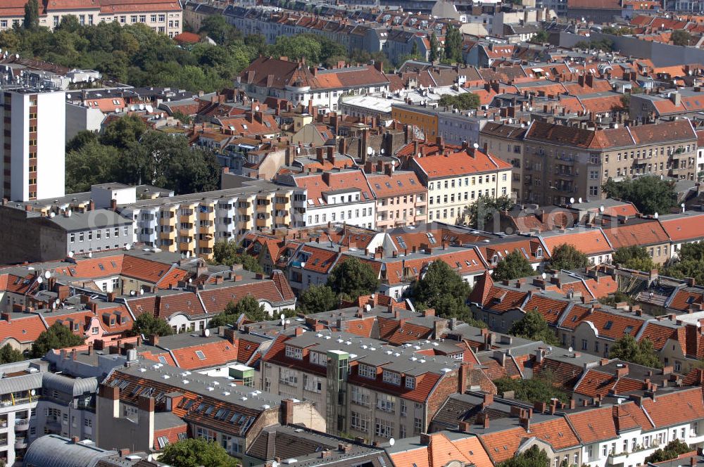 Berlin from above - Blick über Wohngebiete in Berlin-Neukölln.