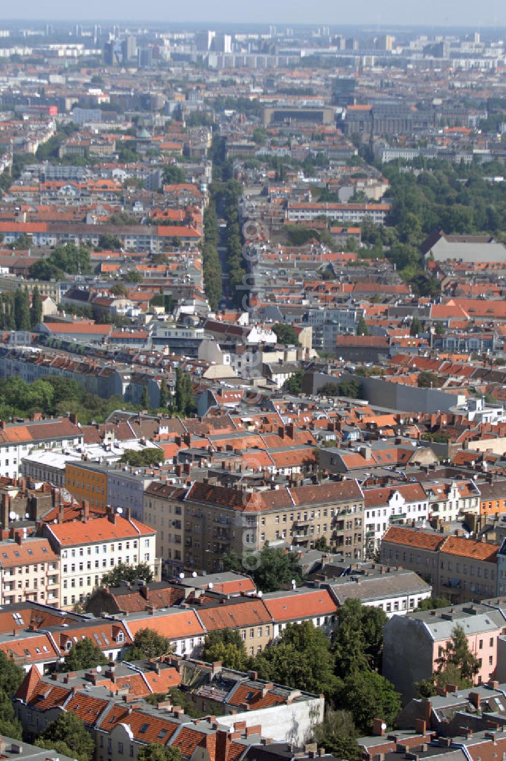 Berlin from above - Blick über Wohngebiete in Berlin-Neukölln.