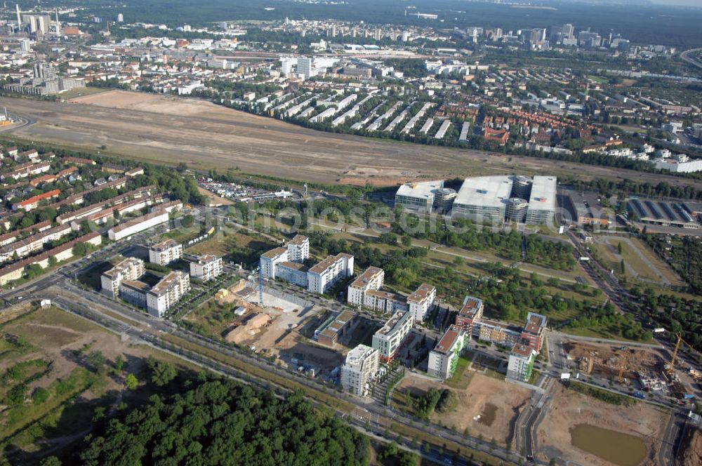 Aerial photograph Frankfurt am Main - Blick entlang der Theodor-Heuss-Alle zur Frankfurter Innenstadt. Zu sehen sind Wohngebiete am Dammgraben, Geschäfts- und Industriebauten, sowie die Wolkenkratzer der City und Umgebung.