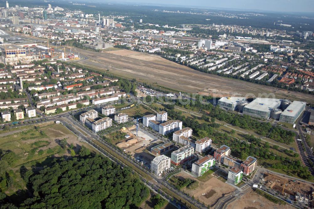 Frankfurt am Main from above - Blick entlang der Theodor-Heuss-Alle zur Frankfurter Innenstadt. Zu sehen sind Wohngebiete am Dammgraben, Geschäfts- und Industriebauten, sowie die Wolkenkratzer der City und Umgebung.