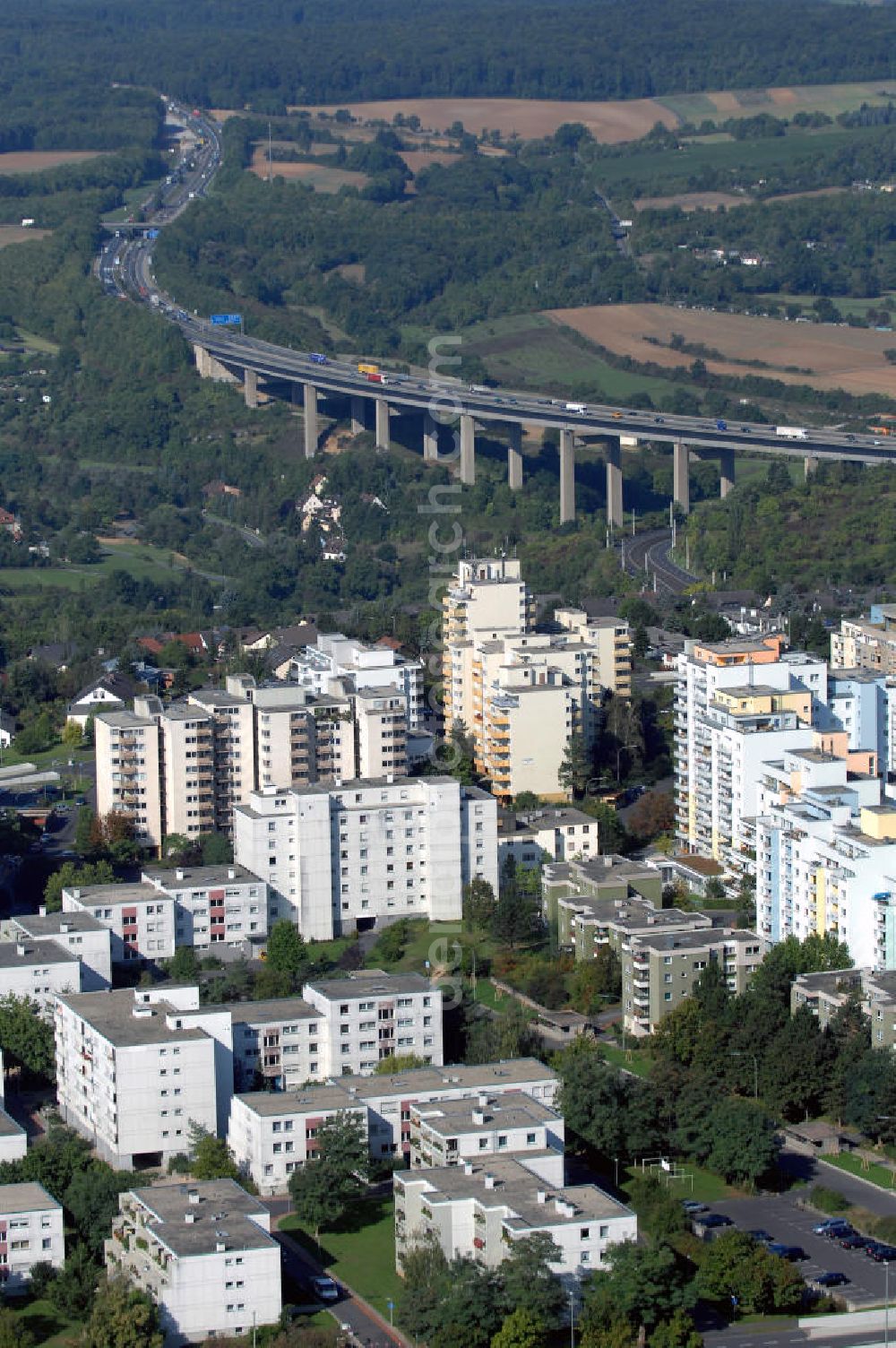 Aerial photograph WÜRZBURG - Blick über Würzburg Stadtteil Heuchelhof mit dem Autobahnviadukt der A3 im Hintergrund. Würzburg ist eine kreisfreie Stadt im bayerischen Regierungsbezirk Unterfranken mit Sitz der Regierung von Unterfranken, des Bezirks Unterfranken und des Landratsamtes Würzburg. Kontakt: Stadt Würzburg, Rückermainstrasse 2, 97070 Würzburg, Tel. +49 (0)9 31 37-0, Fax +49 (0)9 31 37 33 73, e-mail: info@stadt.wuerzburg.de