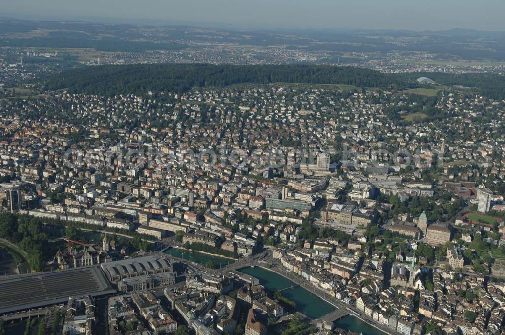 Aerial image Zürich - Übersicht der Innenstadt Zürich mit Blick auf den Hauptbahnhof, der am Fluss Limmat liegt, das Landes Museum, die ET-Hochschule und die Universität Zürich. Im Hintergrund ist die Ökosystemhalle des Masoala Regenwaldes im Züricher Zoo zu sehen.