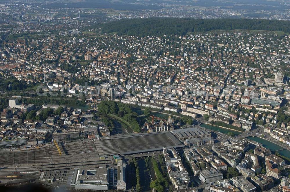 Aerial photograph Zürich - Übersicht der Innenstadt Zürich mit Blick auf den Hauptbahnhof, der am Fluss Limmat liegt, das Landes Museum und das Marriott Hotel. Im Hintergrund neben dem Waldgebiet sind diverse medizinische Insitute der Stadt Zürich zu erkennen.