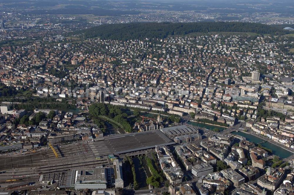 Zürich from above - Übersicht der Innenstadt Zürich mit Blick auf den Hauptbahnhof, der am Fluss Limmat liegt, das Landes Museum, die ET-Hochschule und die Universität Zürich. Im Hintergrund ist aus der rechten Seite die Ökosystemhalle des Masoala Regenwaldes im Züricher Zoo zu sehen und auf der linken Seite nahe des Waldes die medizinischen Institute Zürichs.