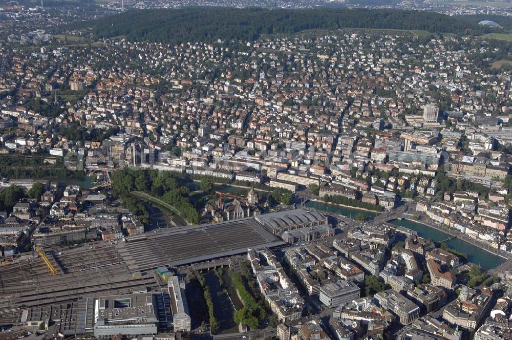 Zürich from the bird's eye view: Übersicht der Innenstadt Zürich mit Blick auf den Hauptbahnhof, der am Fluss Limmat liegt, das Landes Museum, die ET-Hochschule und die Universität Zürich. Im Hintergrund rechts ist die Ökosystemhalle des Masoala Regenwaldes im Züricher Zoo zu sehen und links die medizinischen Institute Zürichs.