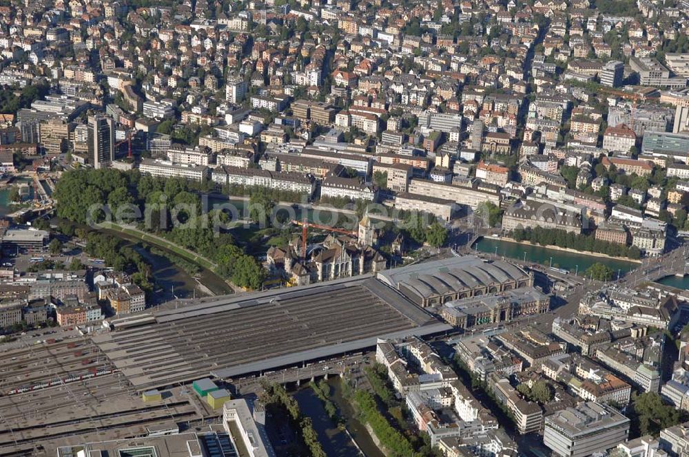 Aerial image Zürich - Übersicht der Innenstadt Zürich mit Blick auf den Hauptbahnhof, der am Fluss Limmat liegt, das direkt gegenüber liegende Landes Museum und das Marriott Hotel.