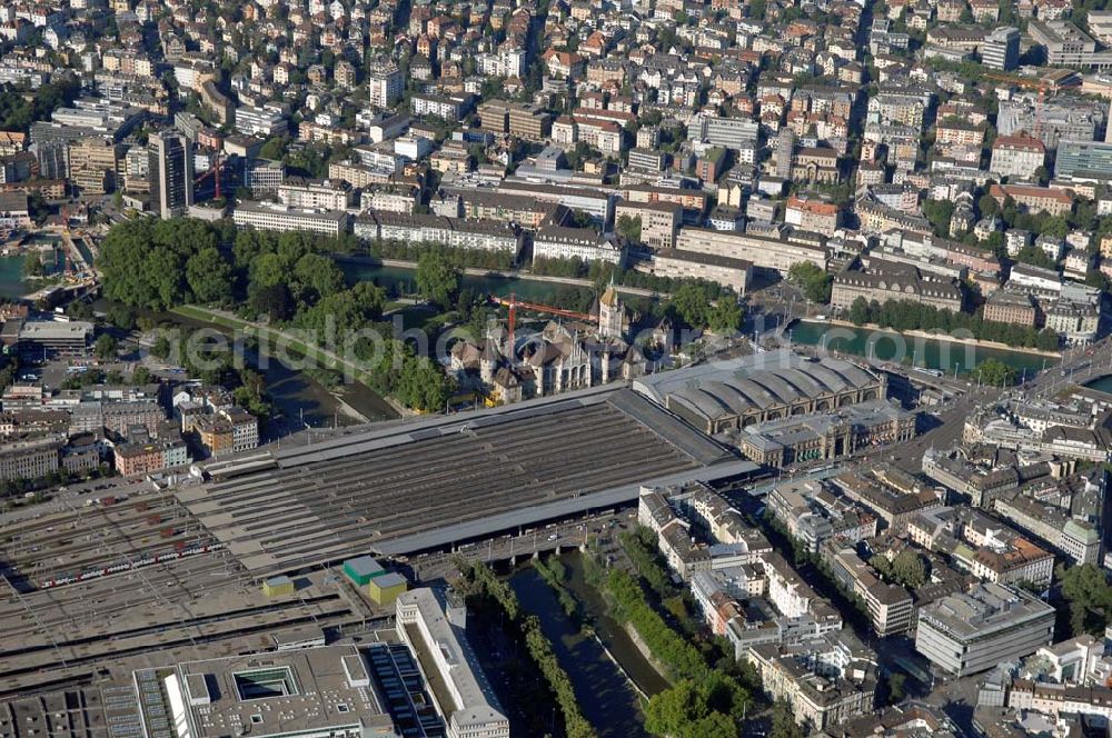 Aerial photograph Zürich - Übersicht der Innenstadt Zürich mit Blick auf den Hauptbahnhof, der am Fluss Limmat liegt, das direkt gegenüber liegende Landes Museum und das Marriott Hotel.