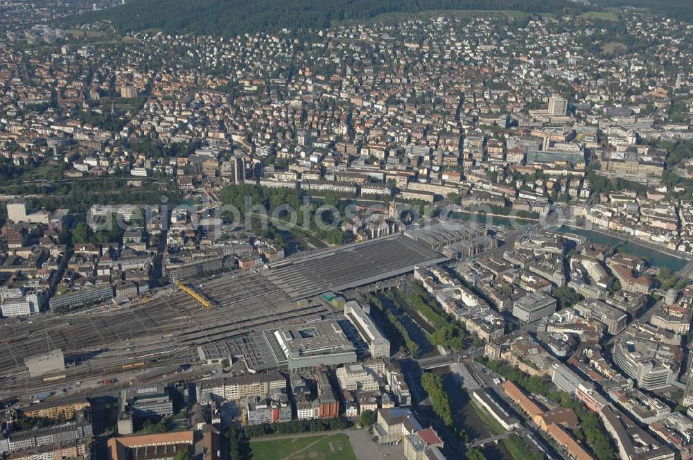 Zürich from the bird's eye view: Übersicht der Innenstadt Zürich mit Blick auf den Hauptbahnhof, der am Fluss Limmat liegt, das direkt gegenüber liegende Landes Museum und das Marriott Hotel. Etwas weiter hinten im Bild links ist die Kirche Unterstrass zu sehen.