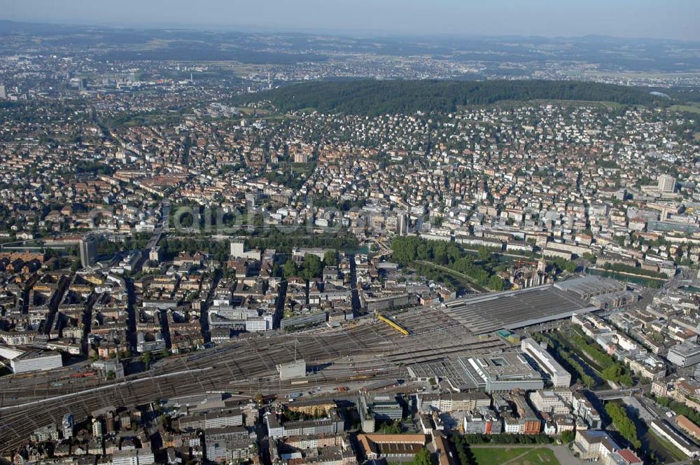 Aerial image Zürich - Übersicht der Innenstadt Zürich mit Blick auf den Hauptbahnhof, der am Fluss Limmat liegt, das Landes Museum und das Marriott Hotel. Im Hintergrund neben dem Waldgebiet sind diverse medizinische Insitute der Stadt Zürich zu erkennen.