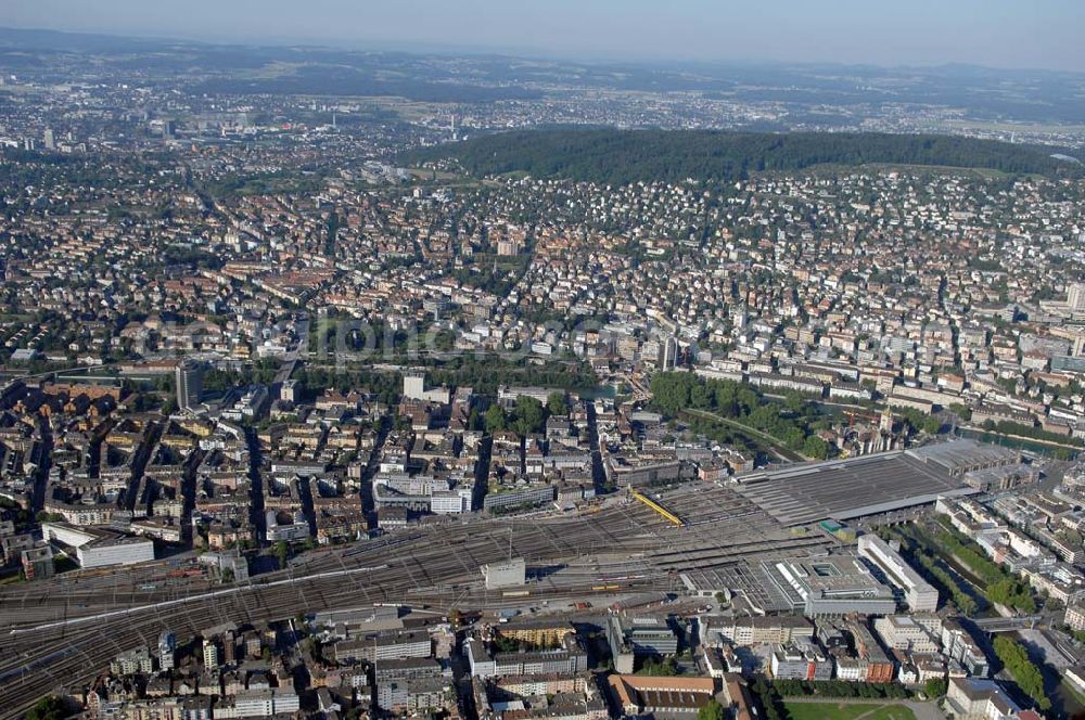 Aerial photograph Zürich - Übersicht der Innenstadt Zürich mit Blick auf den Hauptbahnhof, der am Fluss Limmat liegt, das direkt gegenüber liegende Landes Museum und das Marriott Hotel.