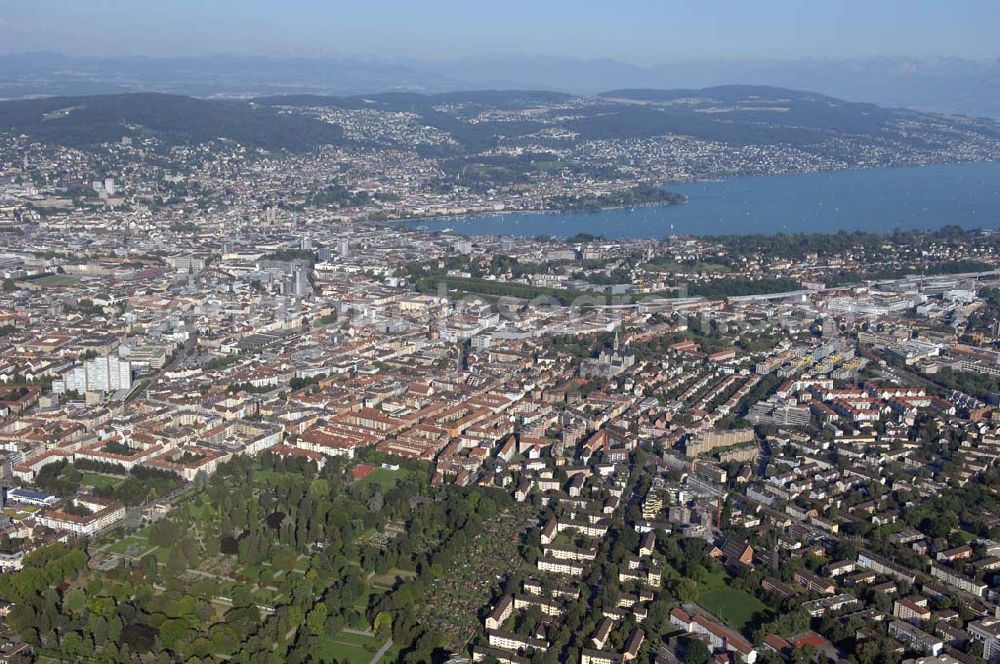 Zürich from above - Blick vom Züricher Stadkreisquartier Enge über die Altstadt nach Riesbach. Der Zürichsee liegt südöstlich von Zürich. Vorne im Bild ist der Klopstockpark zu sehen.