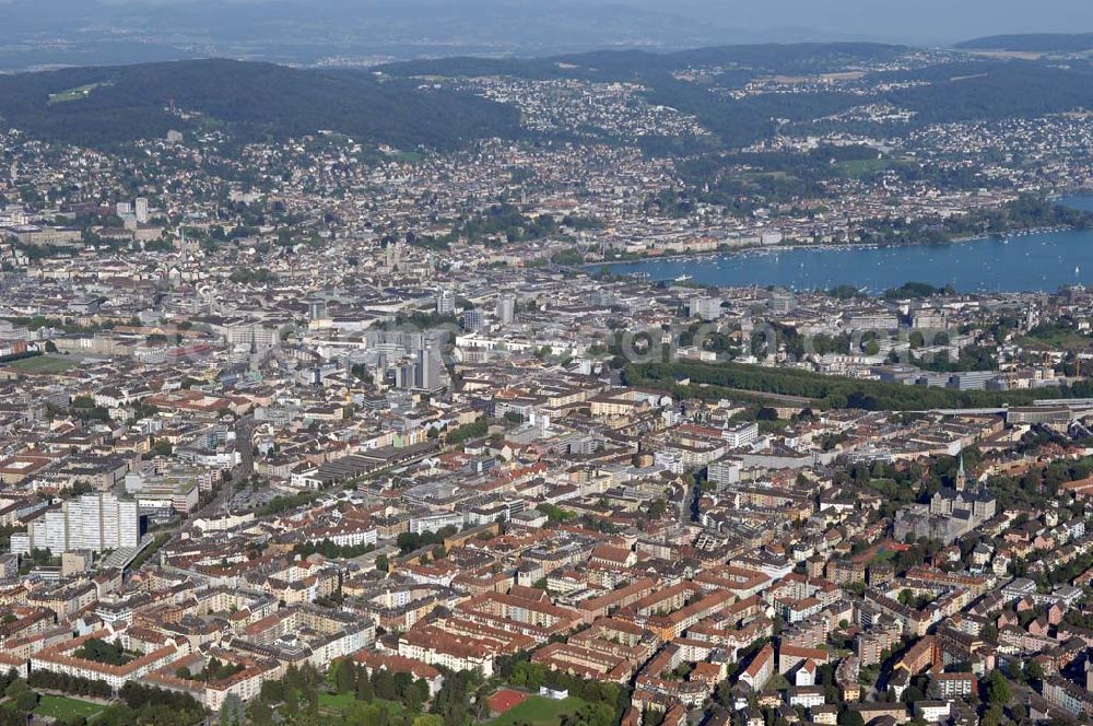 Zürich from the bird's eye view: Blick vom Züricher Stadkreisquartier Enge über die Altstadt nach Riesbach. Der Zürichsee liegt südöstlich von Zürich. Besonderheiten sind unter Anderem die Kirche Enge und der Bürgli-Hügel, sowie das Riesenrad in der Altstadt.