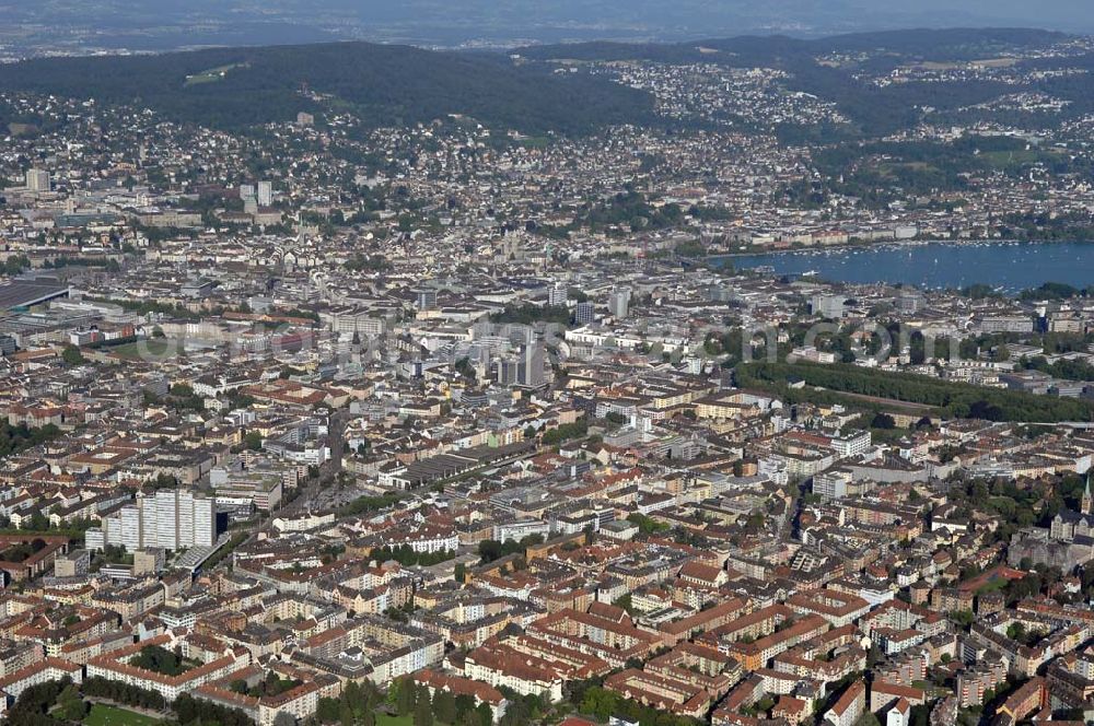 Aerial image Zürich - Blick vom Züricher Stadkreisquartier Enge über die Altstadt nach Riesbach. Der Zürichsee liegt südöstlich von Zürich. Besonderheiten sind unter Anderem die Kirche Enge und der Bürgli-Hügel, sowie das Riesenrad in der Altstadt.