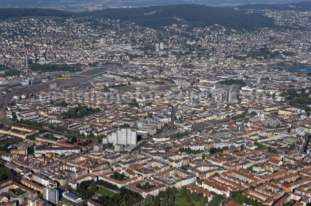 Aerial photograph Zürich - Blick vom Züricher Stadkreisquartier Enge über die Altstadt. Zu sehen ist die Kirche Enge in der Mitte des Bildes, sowie die Bahnstrecke zum Hauptbahnhof.