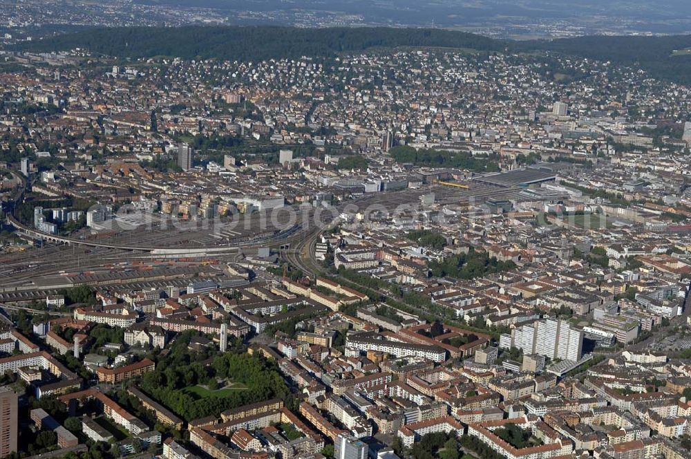 Zürich from above - Die Altstadt umfasst das Gebiet der bis 1893 existierenden, ursprünglichen Stadt Zürich und bildet den heutigen Kreis 1. Zu sehen ist weiterhin die Bahnstrecke zum Hauptbahnhof.