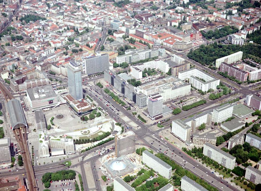 Berlin from the bird's eye view: Blick auf den Bereich des Berliner Alexanderplatzes mit der Baustelle am Haus des Lehrers und der Berliner Kongreßhalle am Alexanderplatz.