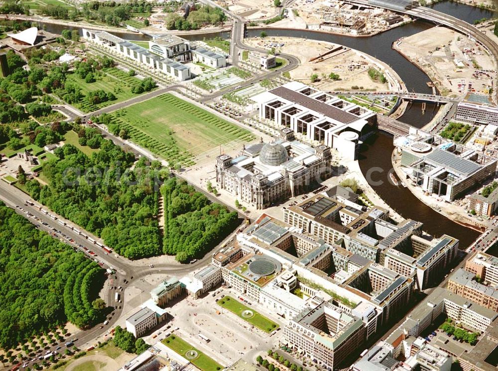 Aerial image Berlin - Blick auf den Bereich Brandenburger Tor, Pariser Platz und Spreebogen - Regierungsviertel im Tiergarten.