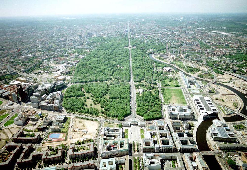 Aerial photograph Berlin - Blick auf den Bereich Brandenburger Tor, Pariser Platz und Spreebogen - Regierungsviertel im Tiergarten.