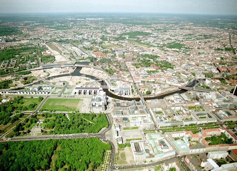 Aerial image Berlin - Blick auf den Bereich Brandenburger Tor, Pariser Platz und Spreebogen - Regierungsviertel im Tiergarten.