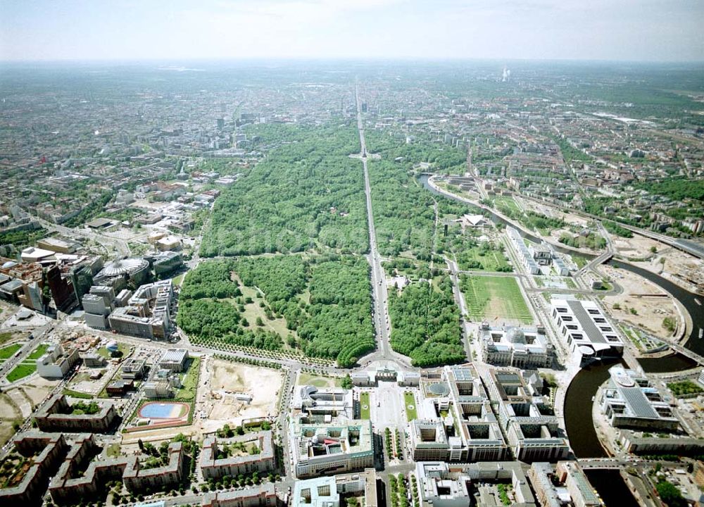 Aerial photograph Berlin - Blick auf den Bereich Brandenburger Tor, Pariser Platz und Spreebogen - Regierungsviertel im Tiergarten.