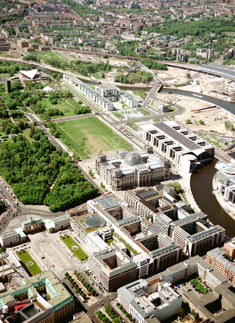 Berlin from above - Blick auf den Bereich Brandenburger Tor, Pariser Platz und Spreebogen - Regierungsviertel im Tiergarten.