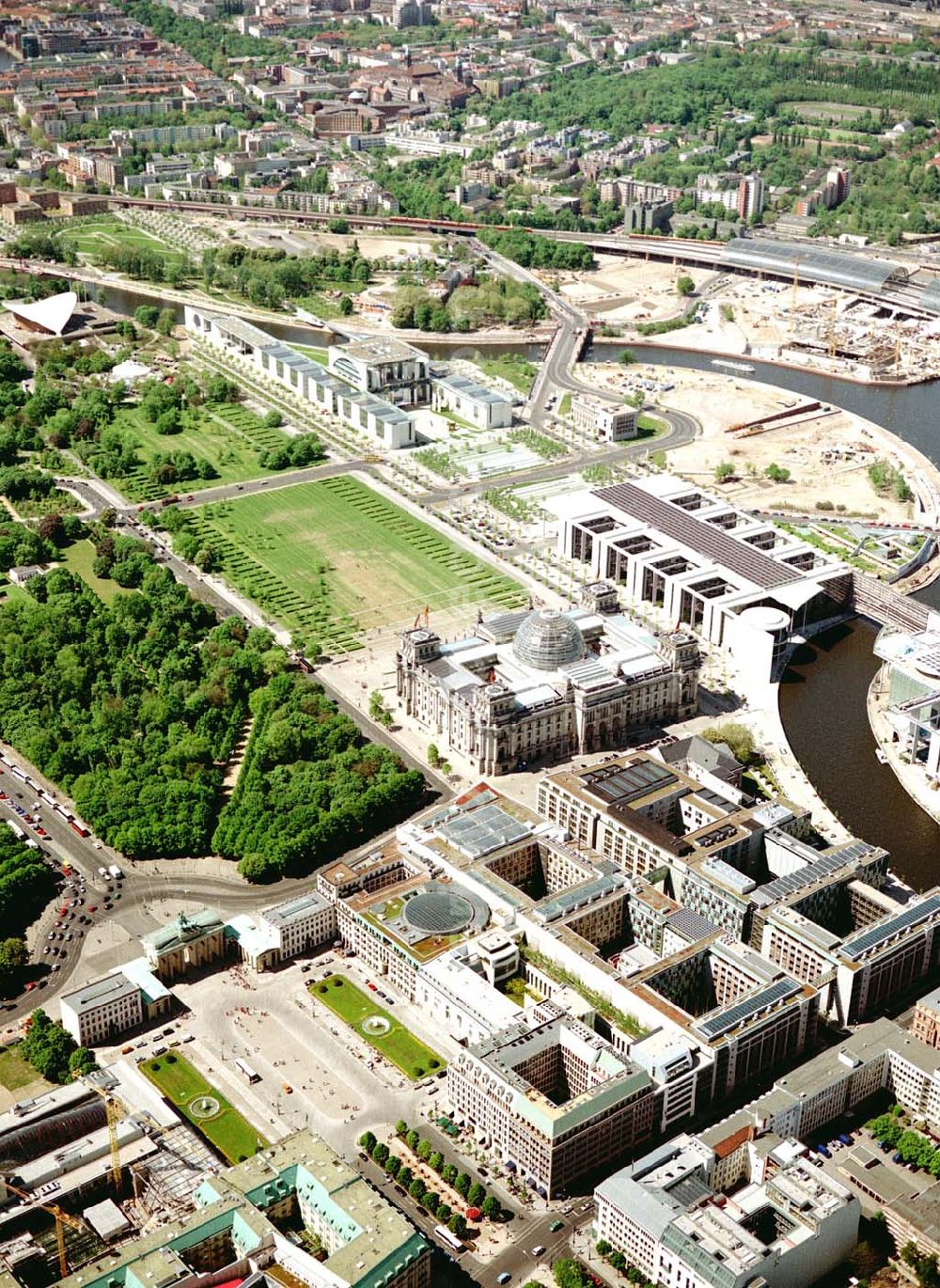 Berlin from the bird's eye view: Blick auf den Bereich Brandenburger Tor, Pariser Platz und Spreebogen - Regierungsviertel im Tiergarten.