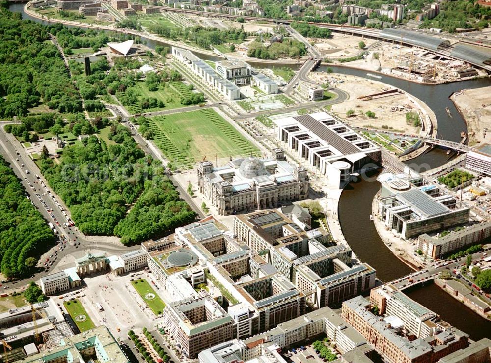 Aerial image Berlin - Blick auf den Bereich Brandenburger Tor, Pariser Platz und Spreebogen - Regierungsviertel im Tiergarten.